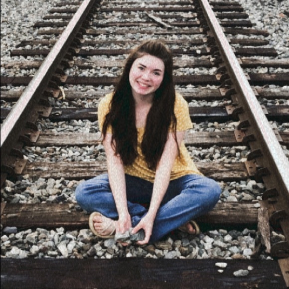 Meet your Posher, Leah - Picture 1 of 2